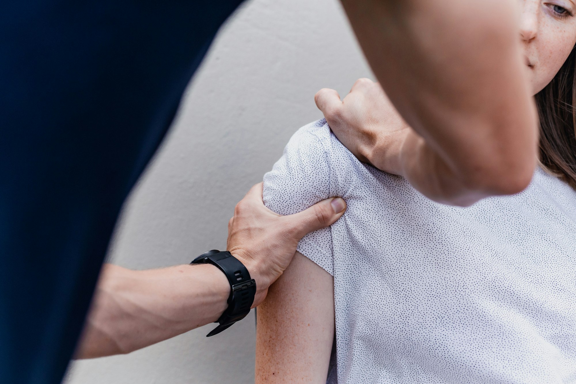 Physiotherapeutische Mobilisation einer Schulter, Nahaufnahme (Symbolfoto)
